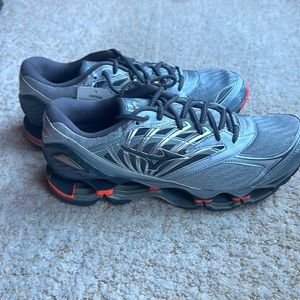 Mizuno Wave Creation